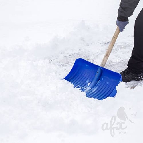 Скачать звуки чистки снега лопатой